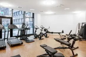 Trendy Favoriten 1BR w/ Gym & Lounge, walk to Hauptbahnhof, by Blueground - Image 2