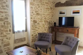 SPACIOUS GITE FOR 4 PEOPLE IN AUTHENTIC PROVENCAL FARMHOUSE - Image 2