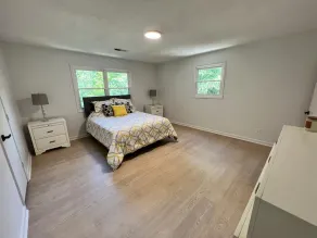 Luxe relaxing 2 bedroom townhouse with parking - Image 4