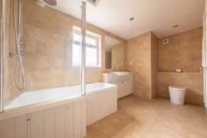 Et vidunderligt rummeligt, fire-værelses hus, der tilbyder moderne, veludstyret indkvartering kun få minutters kørsel fra Brancaster-stranden. Huset har en lukket have på bagsiden, og et haverum med døre til dækket område, som giver - Image 3