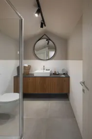 Modern apartment with hot tub - Image 4