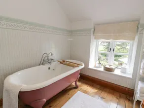 YSTRAD BACH, family friendly, luxury holiday cottage in Denbigh - Image 2