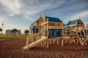 Walk to the Beach. Pool & Mini Golf - Image 2