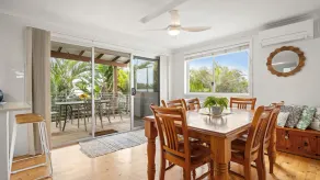 Easy Style Holiday Accommodation Across the Road from the Beach - Image 4
