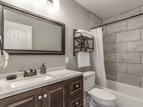 Beautiful Downtown modern 1 BR. 1 BA Washer+ Dryer - Image 2