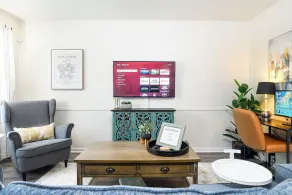 RENOVATED, Furniture Market 6min, FENCED Yard, 2Min HPU, Smart TVs, Dog Friendly - Image 2