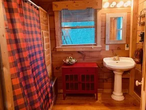 BEAR FEET RETREAT, 100 MILE VIEWS, HOT TUB, 4 BEDROOMS, sleeping loft SLEEPS 22 - Image 2