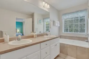 Relaxing & spacious 4BR home, fire pit & private fenced in backyard - Image 4