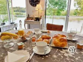 Family suite with 2 bedrooms, breakfast included, private lounge, near Laval and Château-Gontier - Image 5