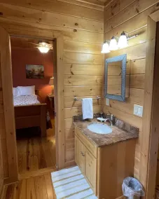 Parkland, Deluxe Log Cabin, a Hot Tub and a Lake! - Image 4