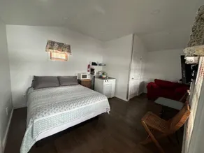 Lakefront Purple Cottage - Image 4