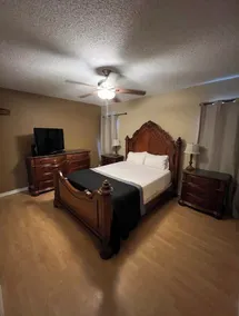 Cozy home close to shopping - Image 5