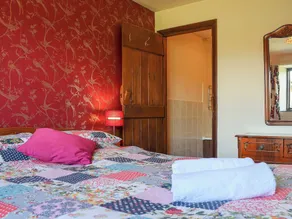 3 bedroom accommodation in Brighstone - Image 3