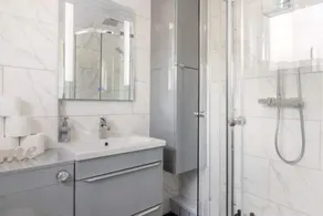 Modernised 2 Bed House Close to City Centre - Image 2