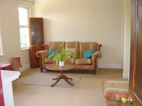 THE BUDDHA ROOM  (QUIET COSY & CLEAN) 15 MINS FROM GATWICK. - Image 4
