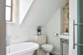 Luxury Romantic Coach House for 2 in the Cotswolds | EV - Image 4