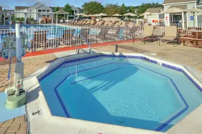 Genießen Sie unser Colonial Style Resort in Williamsburg mit kostenlosen Parkplätzen, Zugang zum Pool, Minigolf und Tennis - Image 2