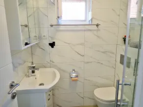 Spacious accommodation for 4-5 people in a quiet location - Image 3
