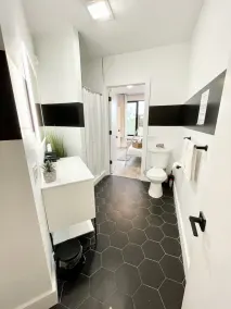Modern 2BR Indoor Pool Near NYC & MetLife - Image 4