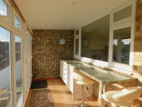 Sky View - Nyd panoramaudsigt over taget fra det solrige vinterhave eller udendørs dæk. - Image 4