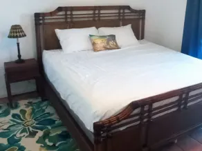 Hidden by beautiful palm and flamboyant trees but close to restaurants & stores  - Image 3