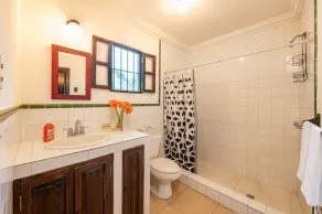 Central colonial apartment with private balcony - Image 3