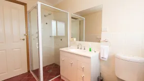 2/11 Rainbow Drive, Pueblo tirolés - Image 3