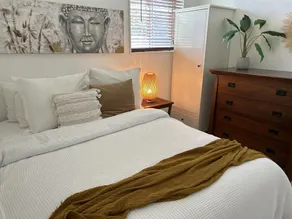 Mermaid Beach Pet-Friendly Cottage - walk to the beach, cafes, and woollies. - Image 3