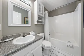 Cozy Bayside 4-br house -free parking - Wi-Fi - Image 3