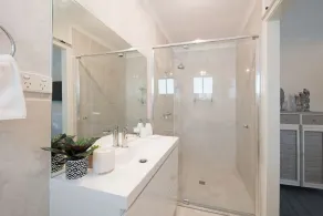 Stunning 4 Bedroom Holiday Home in the heart of Airlie Beach - Image 3