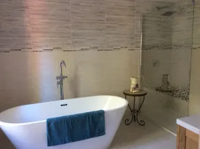 Vackert hus med spektakulär pool, trädgårdar och utsikt - Image 3