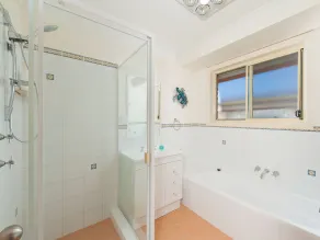 Pawprints Pet Friendly 4 bedroom level home only 370m to pet friendly beach - Image 3