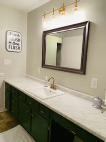Welcome to Holiday House! Cozy, modern home 7 min. from the beach and wineries. - Image 5