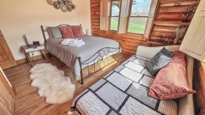 Luxury Cabin w/Heated Pool, 22min to 7 Springs, HotTub, Sauna, Game Room & Views - Image 5