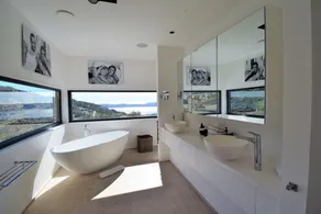 Large contemporary villa with panoramic sea view on St Tropez bay - Image 3