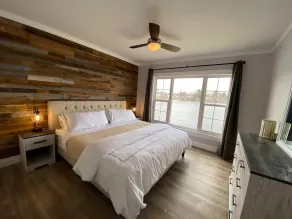 Newly listed relaxing lakefront cottage with fenced yard and games room - Image 5