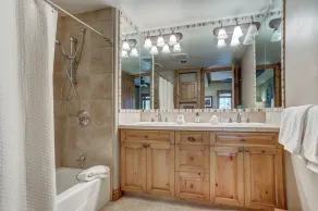 4BR Plus Den Platinum Townhome, Walk to lift townhouse - Image 5