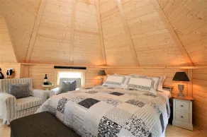Seal Point Cabin, peaceful, private, couples retreat, loch edge & pet friendly (1 only) - Image 5