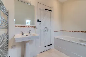 Charming Listed Country Cottage in the picturesque village of Lower Swell - Image 3