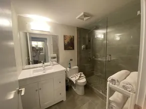 2BR,2BTR with AC condo in vancouver 6 guests parking - Image 4