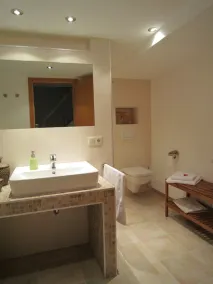 Uma quinta cuidadosamente renovada, isolada, numa localização tranquila. - Image 2