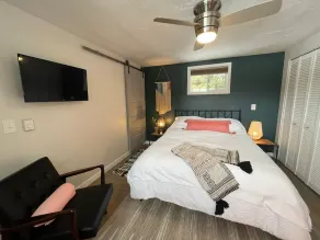 Mid Century Bungalow with a hot tub -15 miles to the heart of Traverse City - Image 5