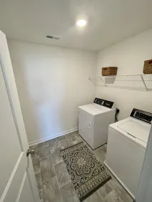 Beautiful new home with lake view near hiking trails - Image 4