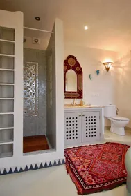 Moorish style property with lovely garden and large pool in Gaucín village. - Image 3