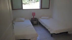 Casa en terreno elevado formado por 3 grandes restanques bordeados de árboles tranquilos. - Image 3