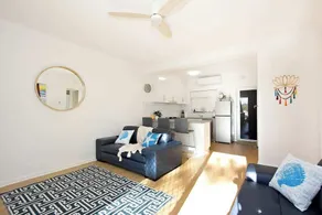 Beachfront self contained upstairs apartment - Image 5
