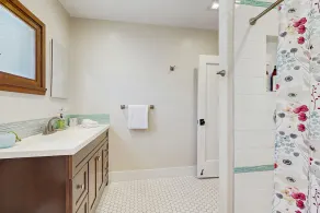 The Avenue: Charming hideaway with private deck & peeks of ocean, near downtown - Image 2