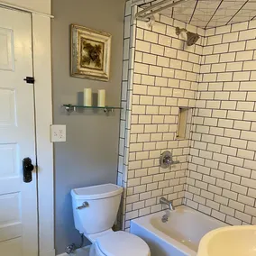 Comfortable historical home, centrally located - Image 2
