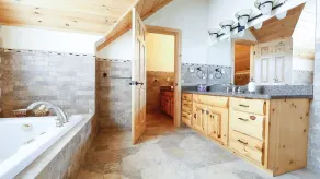 Luxury Lakefront Property w/ private beach - Image 2