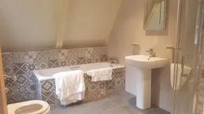 Luxury lodge on spacious country estate. Own hot tub. Free gym, pool & more - Image 5